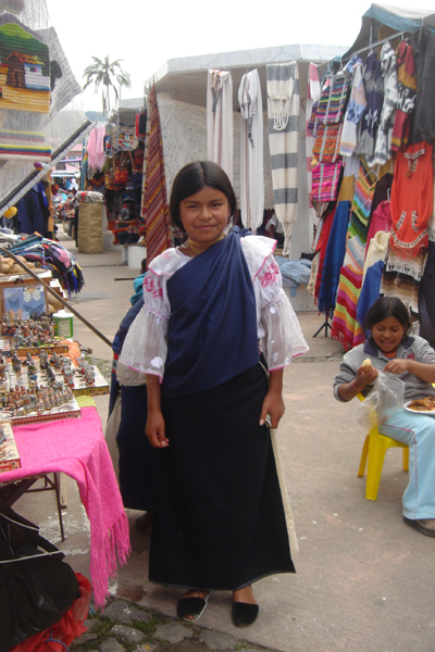 15E - costume traditionnel sur le marché d'Otavaro