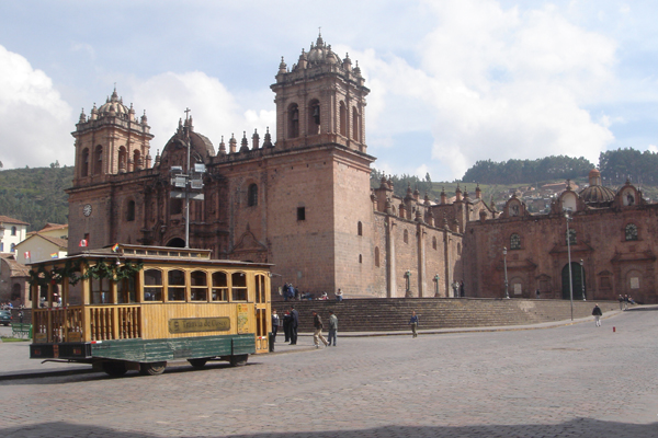 50P - La cath&eacute;drale et un ancien bus