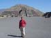 M23 - Josiane devant la pyramide de la lune à Teotihuacan